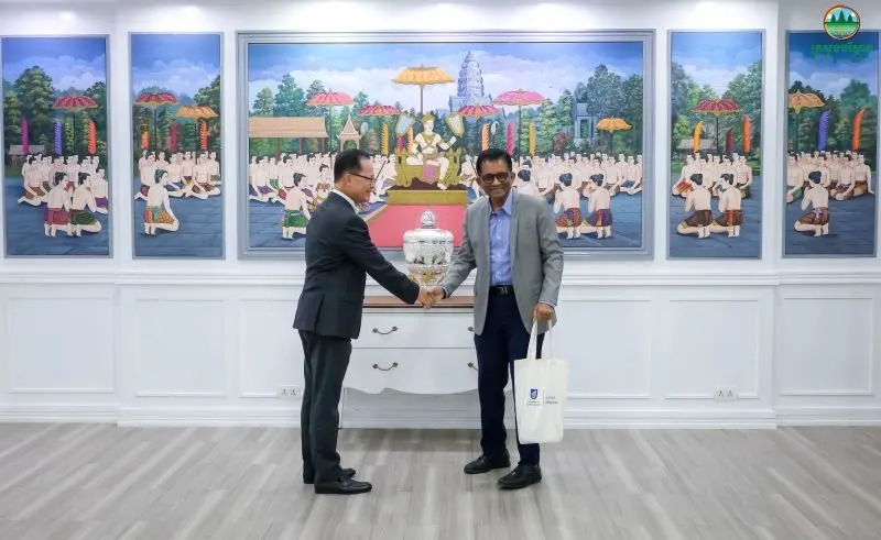 Environment Minister Eang Sophalleth shaking hands with CANSEA Executive Director Nithi Nesadurai at the Ministry of Environment in Phnom Penh